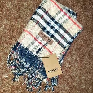 Athentic Burberry plaid scarf w/tags. Cashmere!
